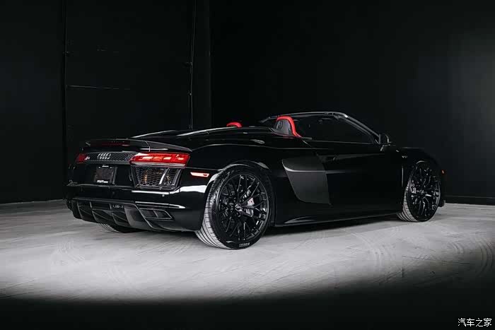 audi r8 v10 plus 黑色车漆就是酷