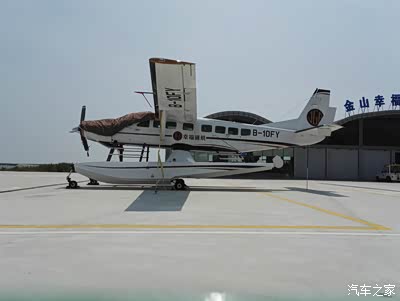 旁边机场停着一架水上飞机b-10fy幸福巡航,飞起吧》》》》》》》》》