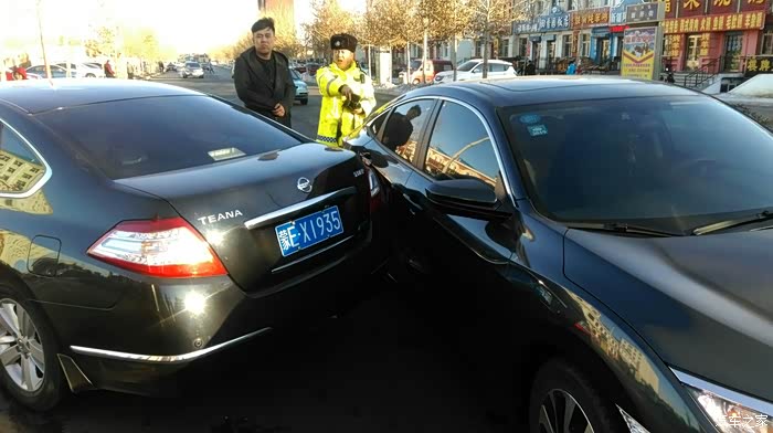 天籁右屁股和我的右侧车身刮蹭.谁的责