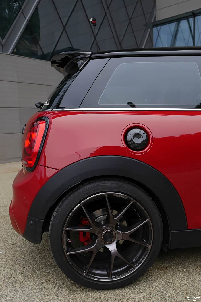 战斗吧minicoopers轮毂刹车尾翼尾喉碳纤完工