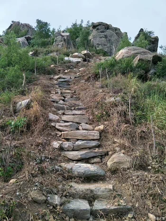 蜿蜒的山路,全是用石头垒的,走上去感觉就是不一样.