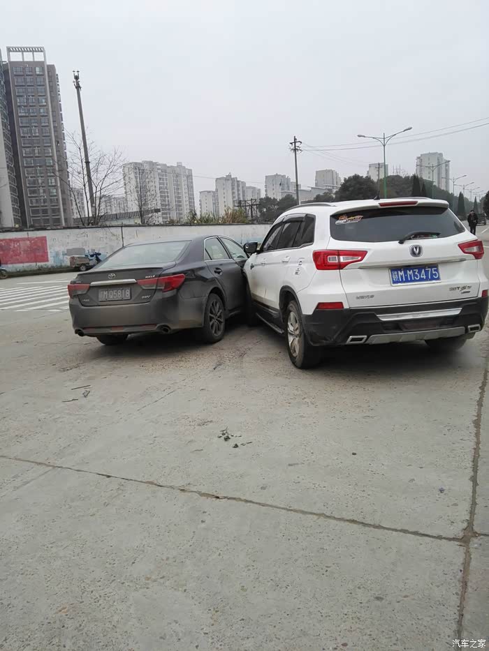 长安cs75车祸视频再次验证75完胜虐死丰田
