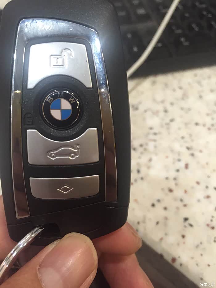 宝马525豪华车钥匙上的菱形标志的建是干嘛用