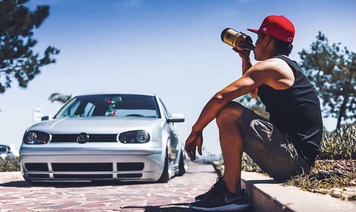 高尔夫mk4,银色车身搭配金色轮毂,低调奢华