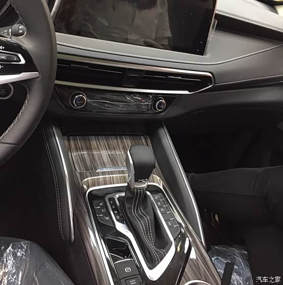 仪表板听说用是仪表板搪塑工艺,据说是现在主流,很多豪车也在用用这个