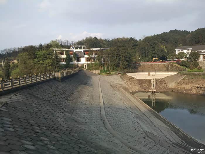 陈集镇塔山水库坝顶道路拓宽 铺就便民惠民幸福路