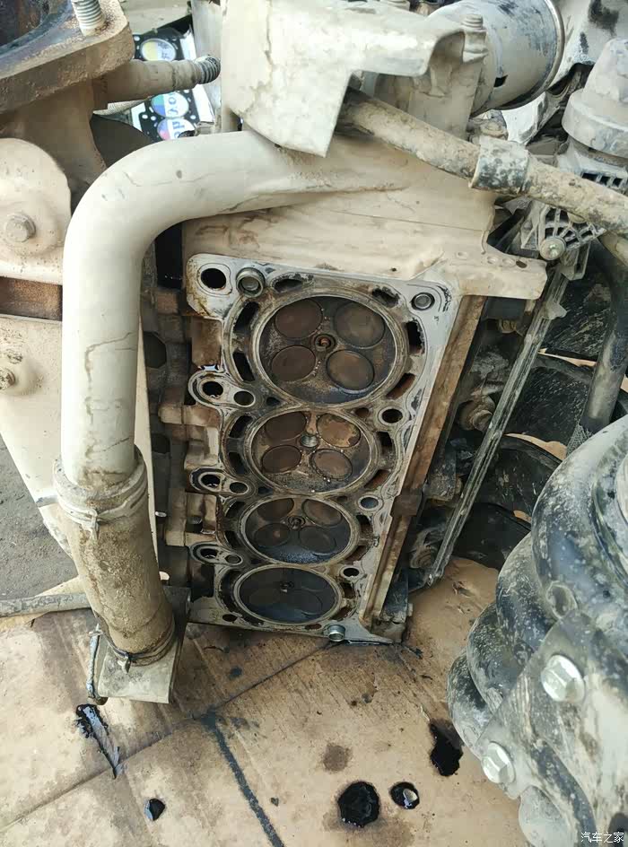 稍微有些变形的缸盖.