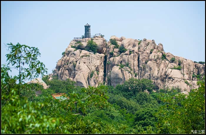 从光明寺大雄宝殿之侧,可见五莲山主峰大佛端坐,仪态安详,俯瞰四方.