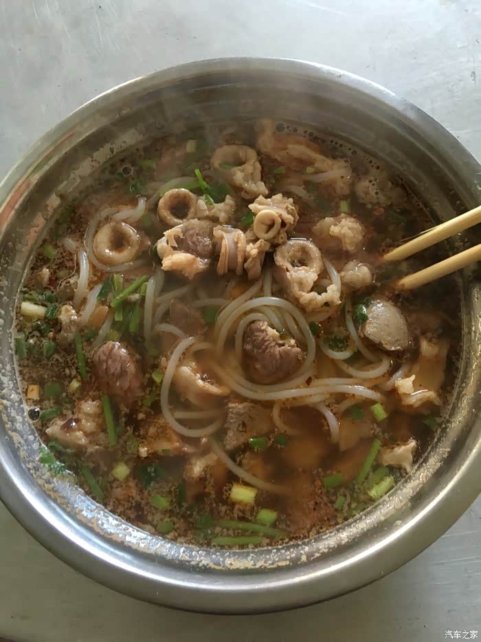 早上八点钟一碗三鲜粉,温饱到下午,宜州有名的割肉煮粉,永远忘不了