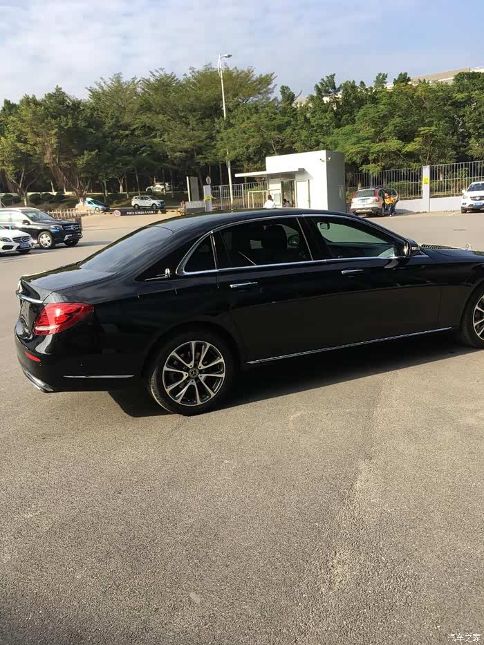 新提奔驰e300l 时尚立标