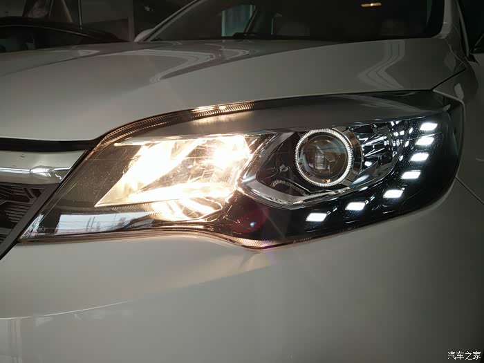 大灯造型非常犀利,上方白色灯眉的点缀恰到好处,led日行灯很有精致感