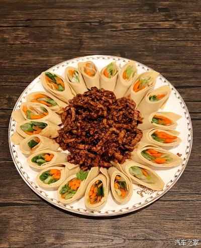 京酱肉丝 用料   豆腐皮4张 猪肉丝300克 小葱3根 胡萝卜1根 甜面酱2