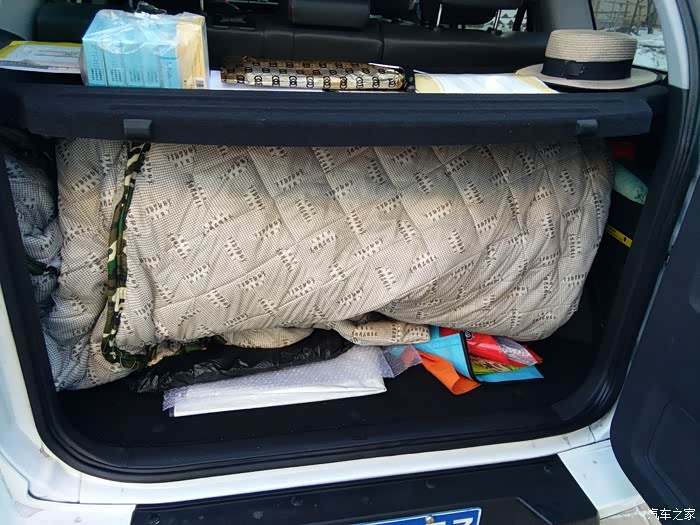 车衣卷起来放在后备箱,空间还有大块.