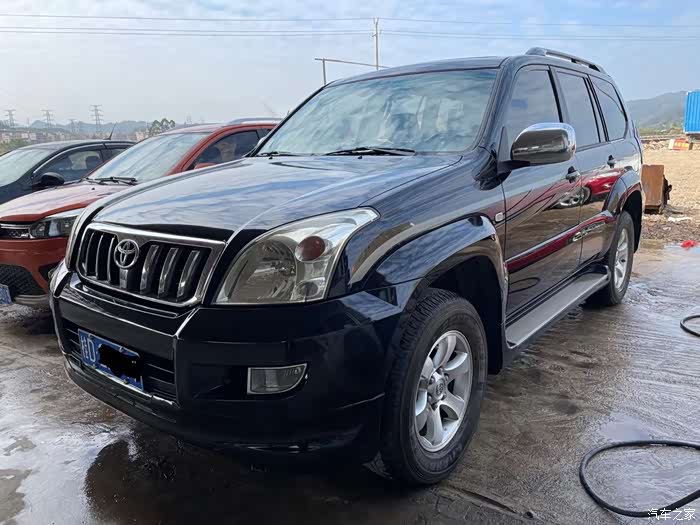 老款的丰田霸道依旧充满霸气感