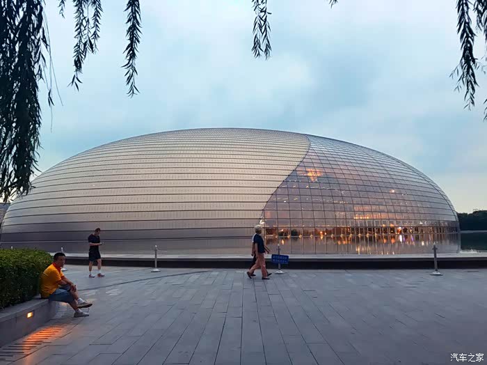 感受帝都的清凉,偶遇国家大剧院广场的芭蕾女孩