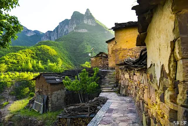 朝阳村在落日余晖的映照下,色彩极为好看.