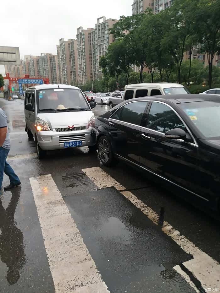 昨天追尾奔驰大家看看