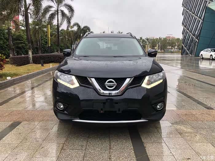 黑色的日产奇骏很霸气是吧!