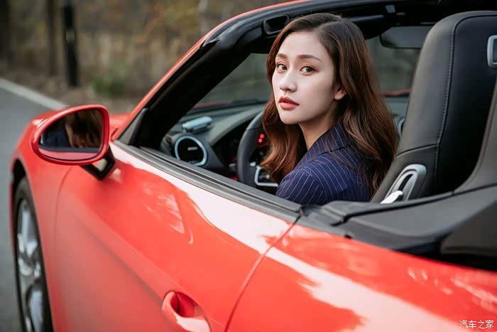 职业装的女车主,开着红色的保时捷真靓丽.