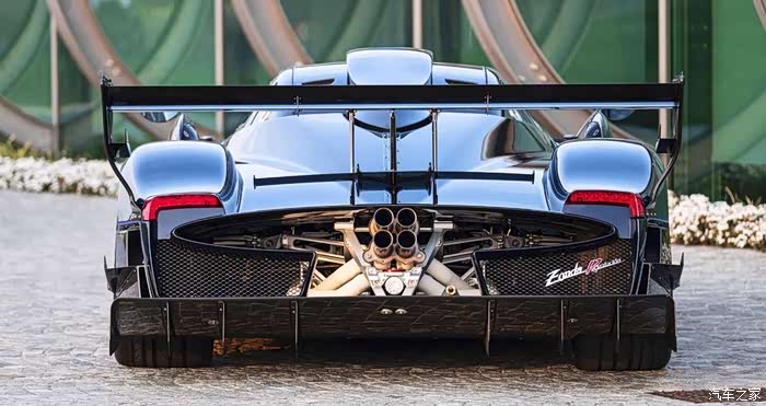 这款帕加尼真是美极了,那金色的轮毂真是炫酷,车头设计很独特.