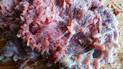 这块猪肉背面全筋膜就慢慢撕来