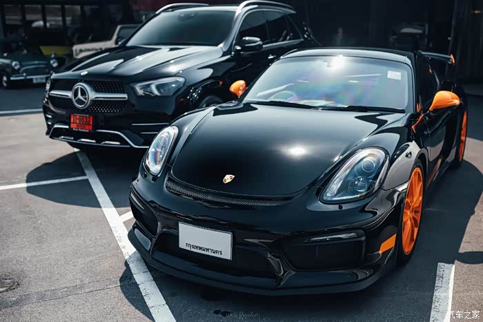 绿色的保时捷porsche 718 gt3rs ,优雅姿态