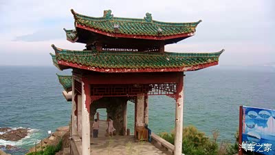 悬挂在岩石之间木桥因处烟台山盟情崖边而名说到盟情崖还有段神话传说