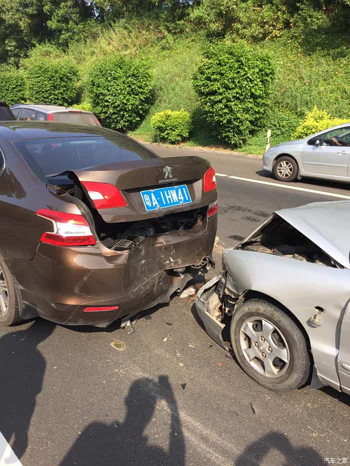 事故现场标致408够硬的