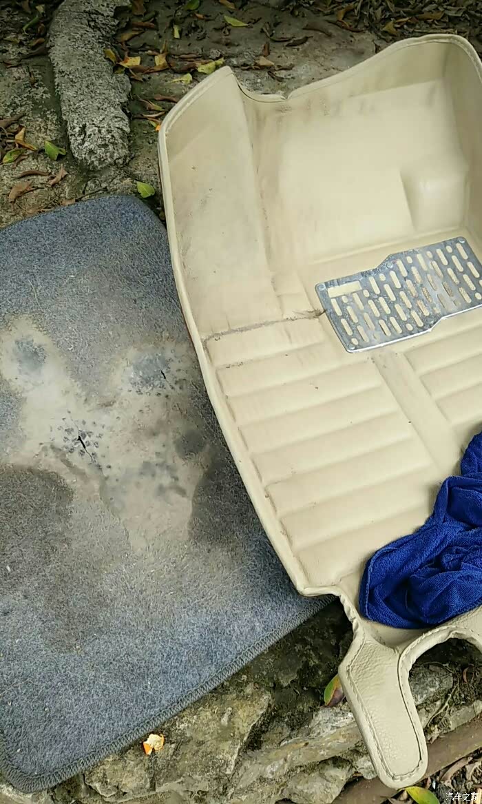 主驾驶脚垫下有积水求解决