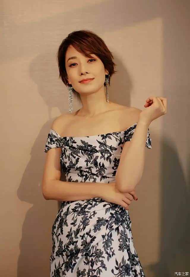 马伊琍身材太自信穿一字裙瘦出排骨胸花瓶胯亮了