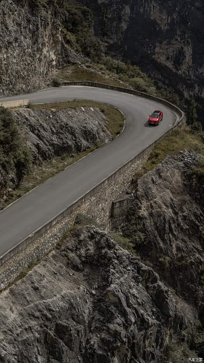 巴拉格宗的山路真的是自驾爱好者的天堂车少路宽风景好