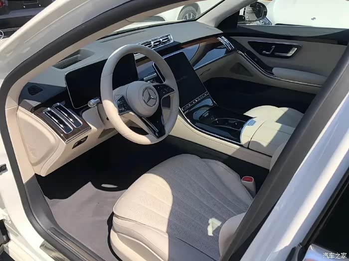 奔驰s级实车,白外白内的配色还是比较稀有的