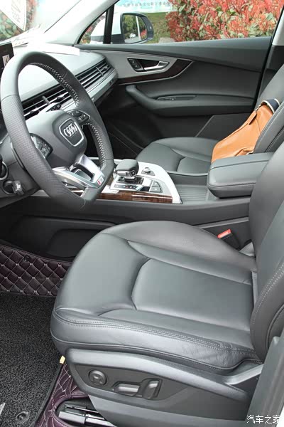 奥迪主驾驶座位旁边皱褶感觉奥迪通病 看2个展车也这样