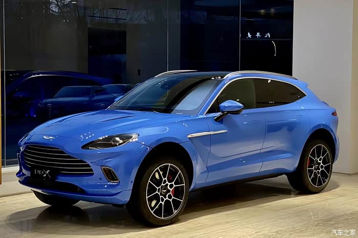 蓝色的阿斯顿马丁astonmartindbx内饰也是蓝色