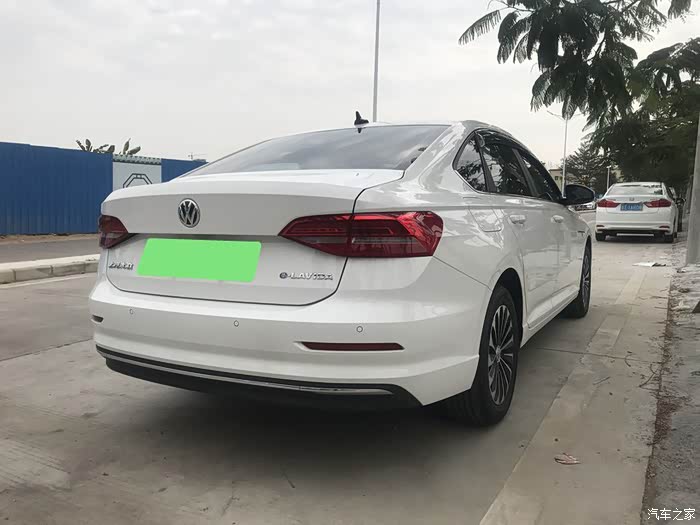 尾灯的造型还是比较别致的,熏黑很好看,亮度也不错.