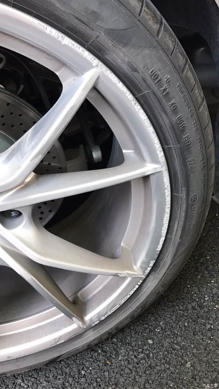 轮毂被磨到了