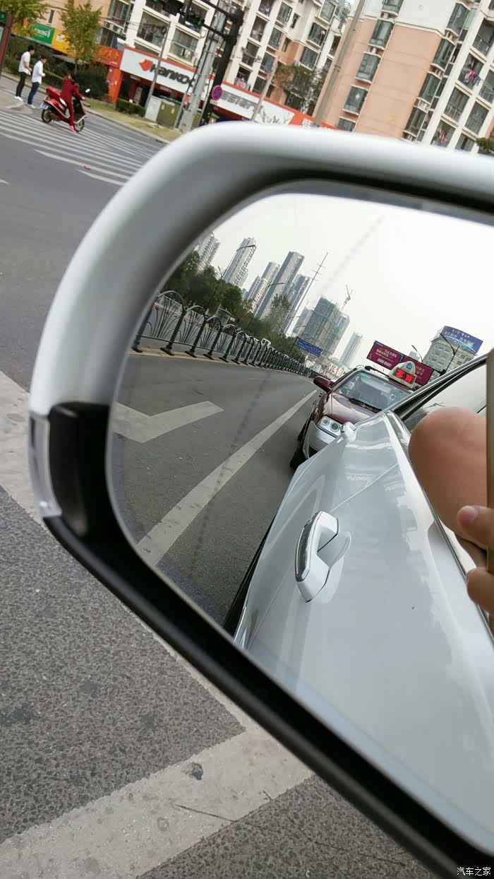主驾驶侧的后视镜不一样