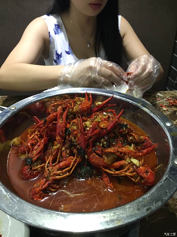 绝色美女请我刘少吃泰国小龙虾