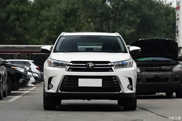 现款汉兰达属于第三代车型造型简洁