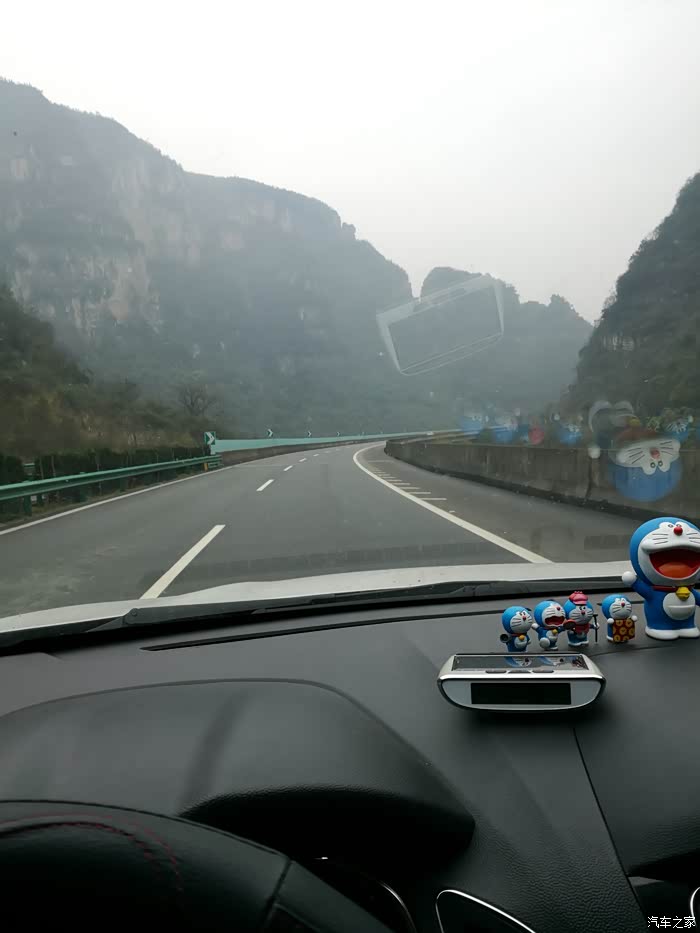 沪蓉高速恩施段,群山环绕