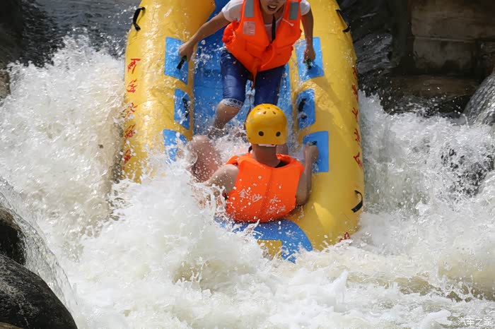 广西壹家人车友会311相聚东兴金沙水漂流