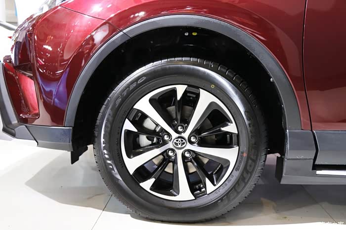 rav4荣放轮毂有1718两种规格搭配225/65 r17235/55 r18轮胎