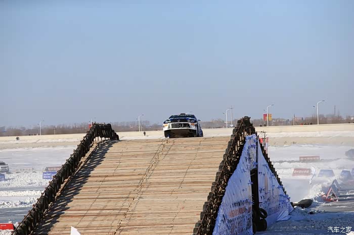 这是组驾驶着7代高尔夫的阿特金森过桥的照片1