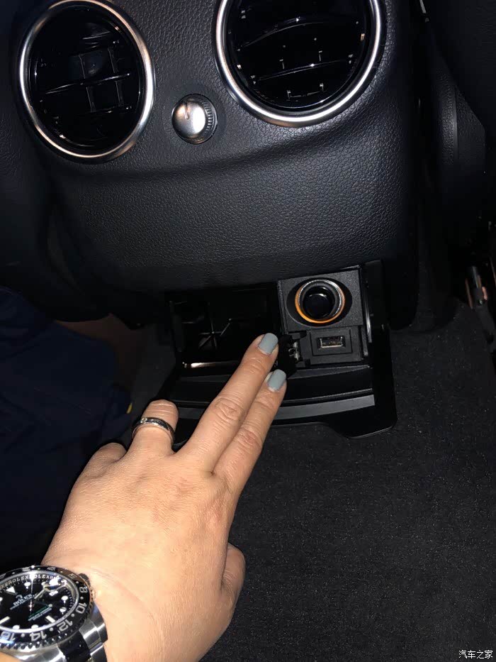 【图】请问808的c200l后排有没有usb接口?_奔驰c级论坛_汽车之家论坛