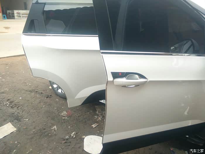 能能拍张打开车门侧面照片.