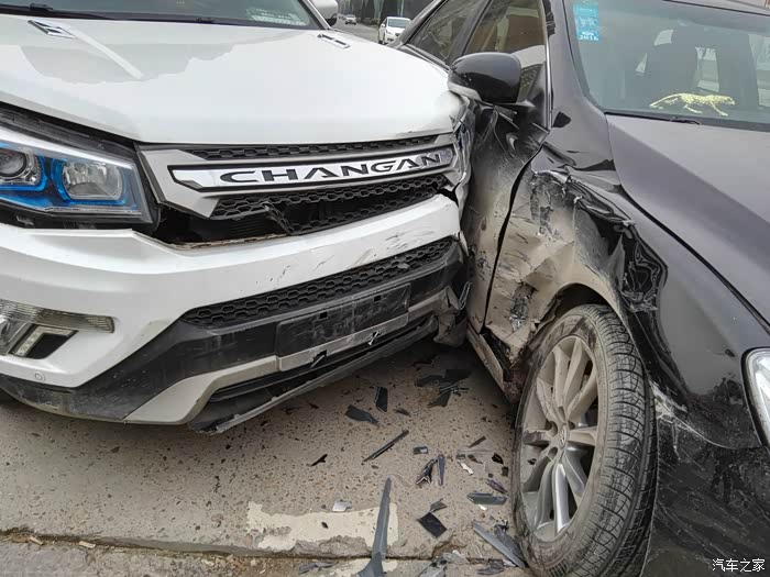 长安cs75车祸视频再次验证75完胜虐死丰田
