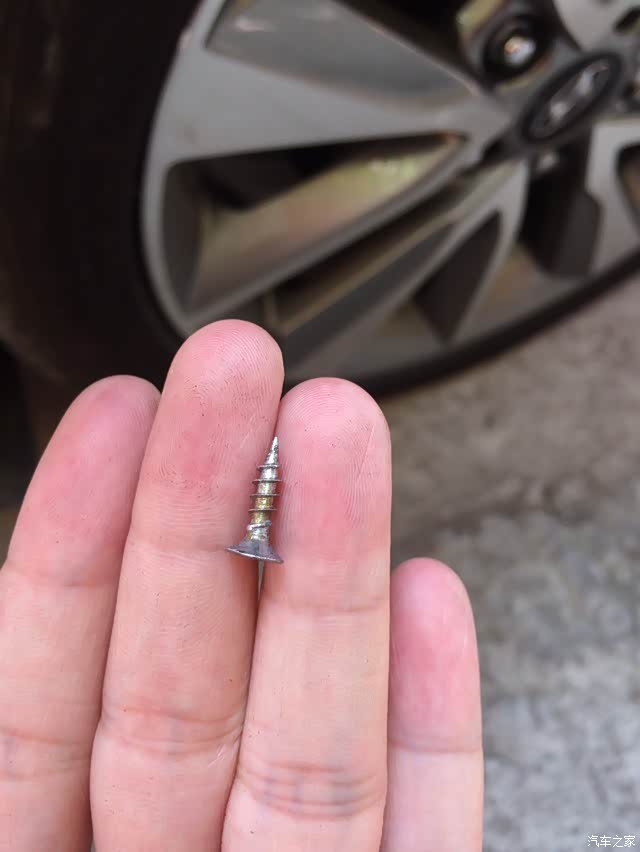轮胎扎钉子,这样要紧吗?求好心人!