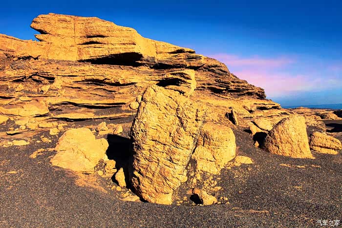 漫步在形状各异的山石间,可以领略大自然美不胜收的奇观.