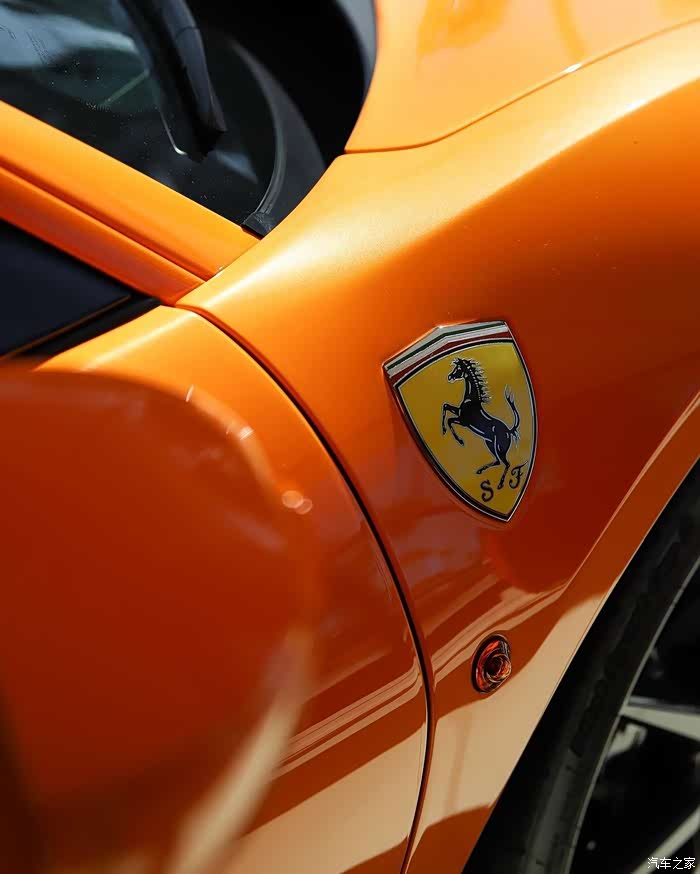 橙色的法拉利ferrari,豪华的车标,炫酷的尾部,真是美呀