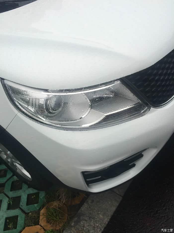 车灯很透,看起来很深邃有木有